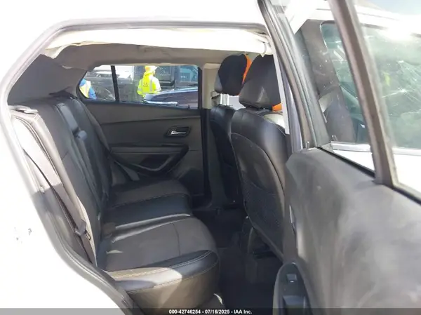 KL7CJLSBXJB725702 2018 CHEVROLET TRAX - Image 8