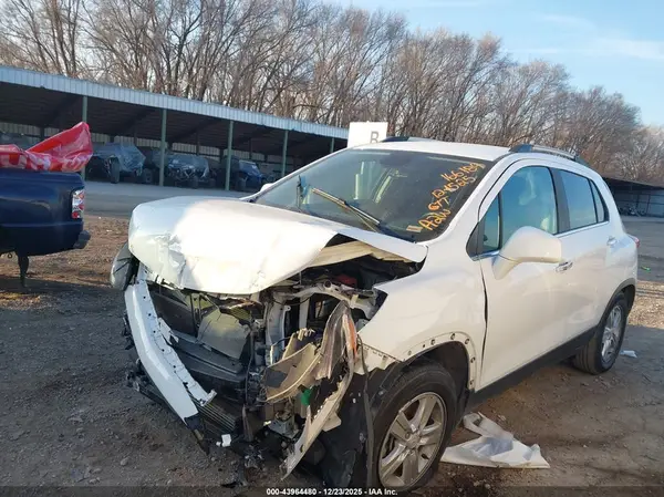 KL7CJLSBXKB913203 2019 CHEVROLET TRAX - Image 2