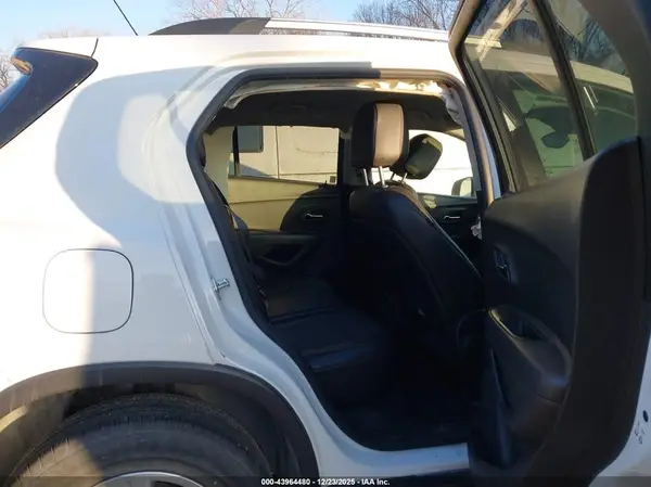 KL7CJLSBXKB913203 2019 CHEVROLET TRAX - Image 8