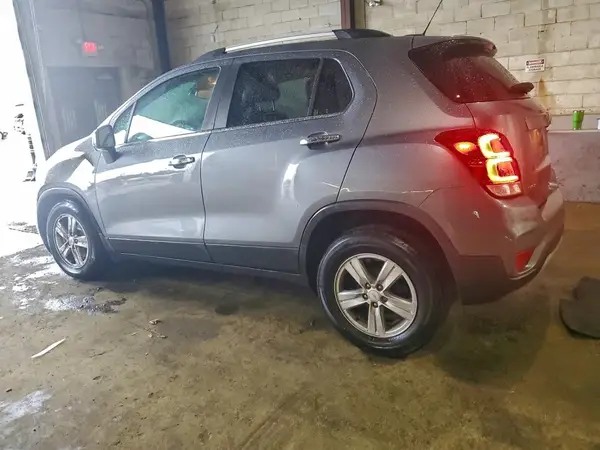 KL7CJLSBXKB943298 2019 CHEVROLET TRAX - Image 2