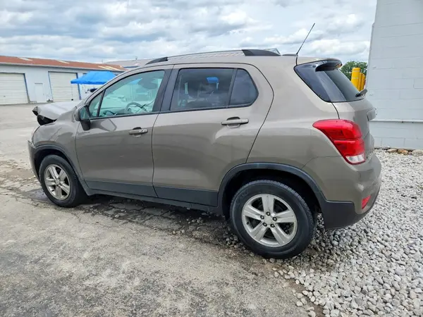 KL7CJLSM2MB375696 2021 CHEVROLET TRAX - Image 2