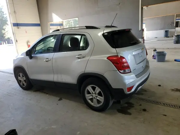 KL7CJLSM3MB373634 2021 CHEVROLET TRAX - Image 2