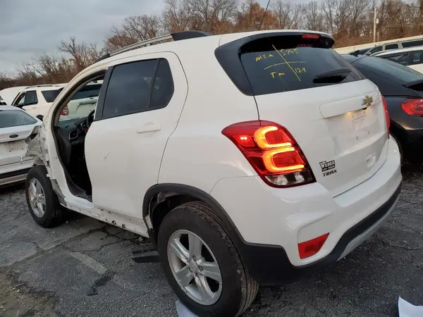 KL7CJLSM4NB560222 2022 CHEVROLET TRAX - Image 2