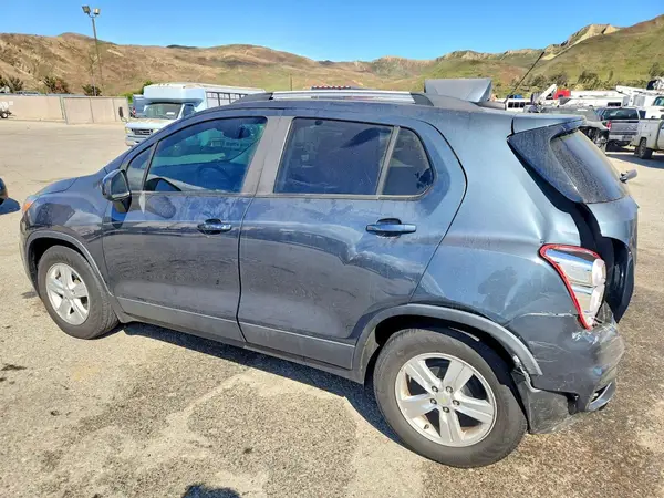 KL7CJLSM4NB565369 2022 CHEVROLET TRAX - Image 2