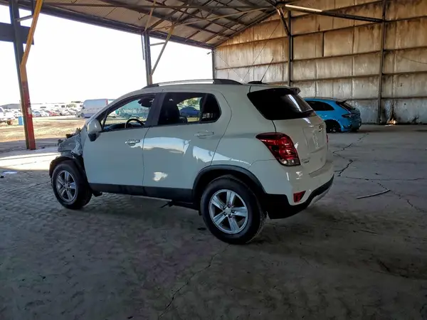 KL7CJLSM6MB374065 2021 CHEVROLET TRAX - Image 2