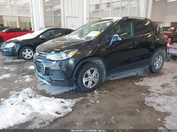 KL7CJLSM7MB373619 2021 CHEVROLET TRAX - Image 2