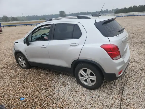 KL7CJLSM8MB375816 2021 CHEVROLET TRAX - Image 2