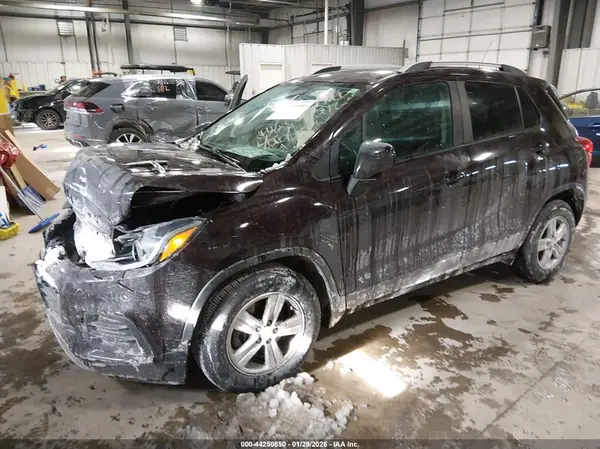 KL7CJLSM9MB376098 2021 CHEVROLET TRAX - Image 2