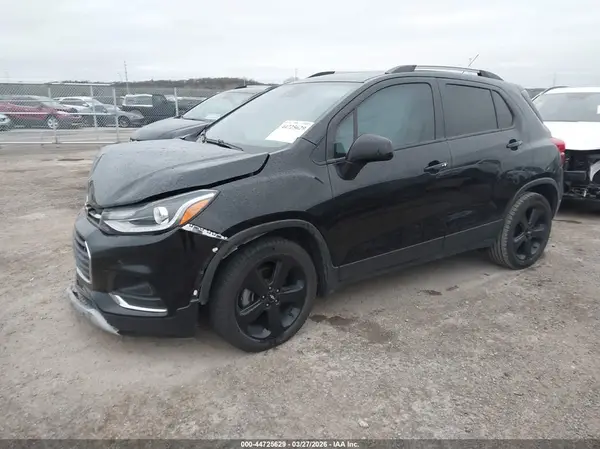 KL7CJMSB8JB633977 2018 CHEVROLET TRAX - Image 2