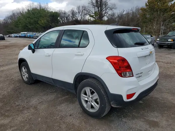 KL7CJNSB0JB697131 2018 CHEVROLET TRAX - Image 2