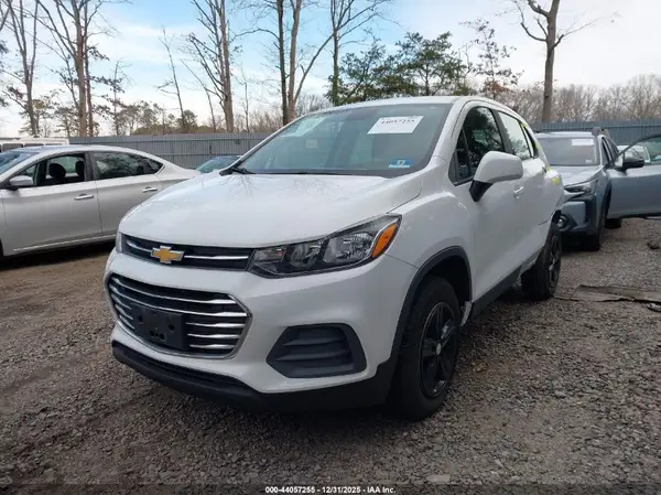 KL7CJNSB0JB714543 2018 CHEVROLET TRAX - Image 2