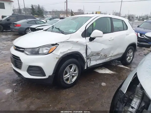 KL7CJNSB1JB576897 2018 CHEVROLET TRAX - Image 2