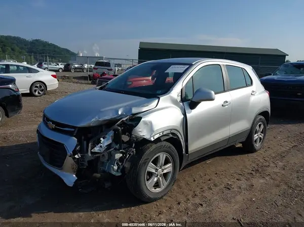 KL7CJNSB1JB579377 2018 CHEVROLET TRAX - Image 2