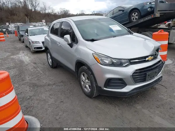 KL7CJNSB1JB607260 2018 CHEVROLET TRAX - Image 1