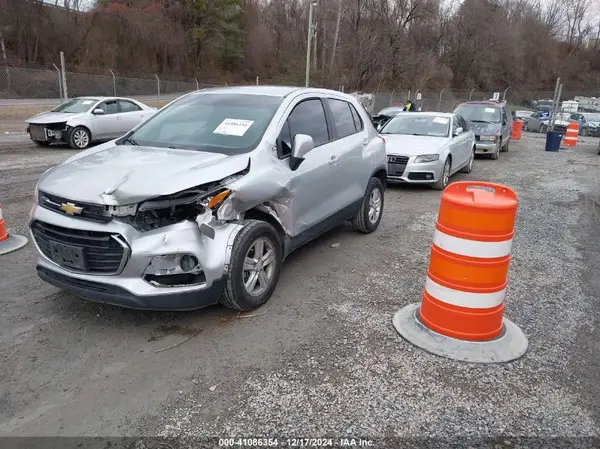 KL7CJNSB1JB607260 2018 CHEVROLET TRAX - Image 2