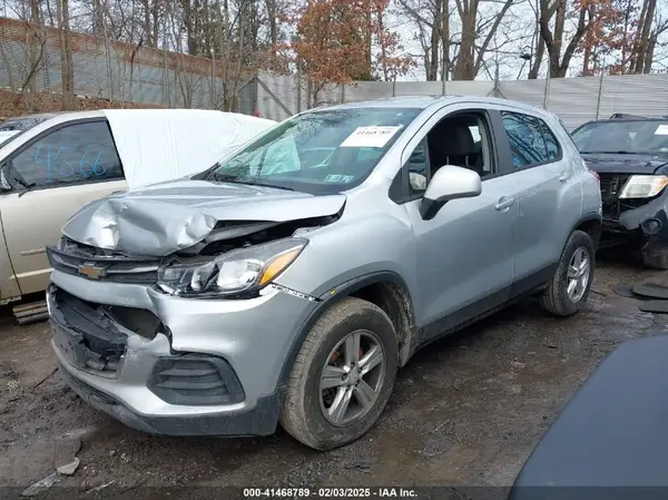 KL7CJNSB1JB609817 2018 CHEVROLET TRAX - Image 2