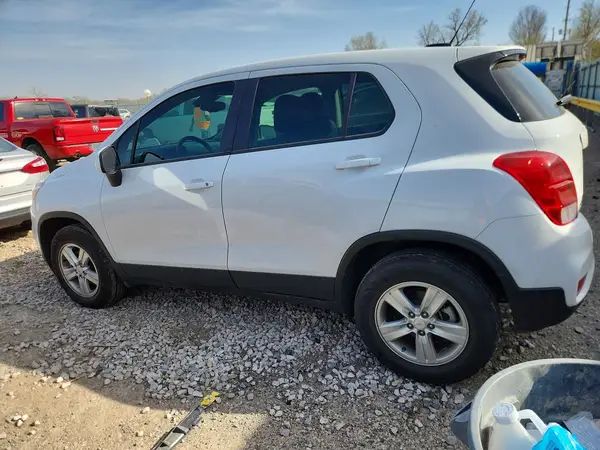 KL7CJNSB1JB699373 2018 CHEVROLET TRAX - Image 2