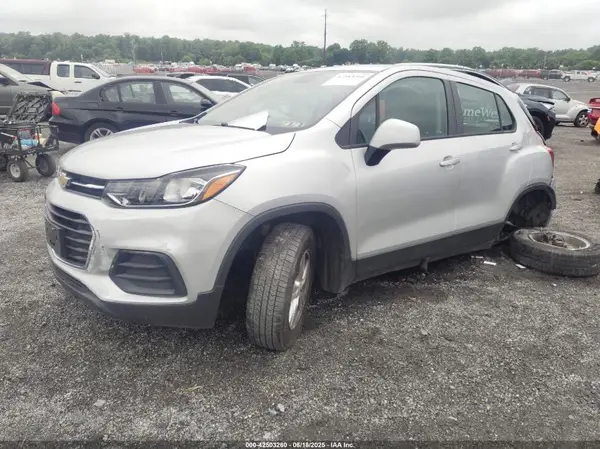 KL7CJNSB1JB721467 2018 CHEVROLET TRAX - Image 2