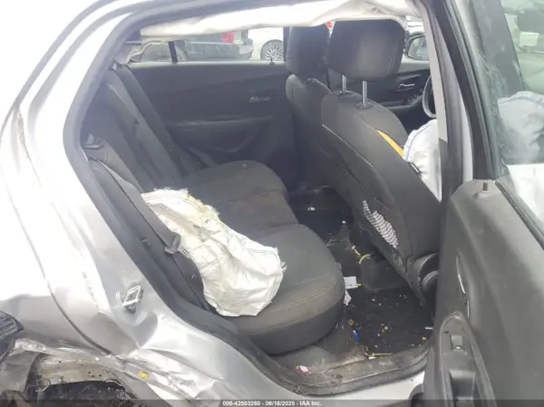 KL7CJNSB1JB721467 2018 CHEVROLET TRAX - Image 8