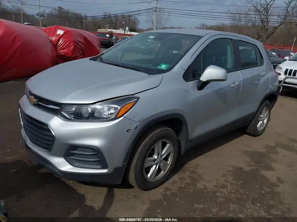 KL7CJNSB1JB722926 2018 CHEVROLET TRAX - Image 2