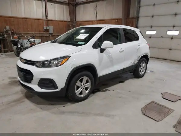 KL7CJNSB1JB732887 2018 CHEVROLET TRAX - Image 2