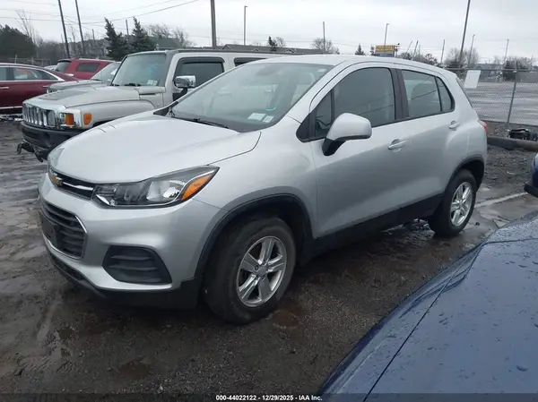 KL7CJNSB1JB734686 2018 CHEVROLET TRAX - Image 2