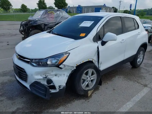 KL7CJNSB1MB301244 2021 CHEVROLET TRAX - Image 2