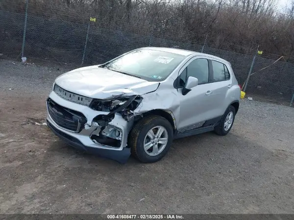 KL7CJNSB2JB530348 2018 CHEVROLET TRAX - Image 2
