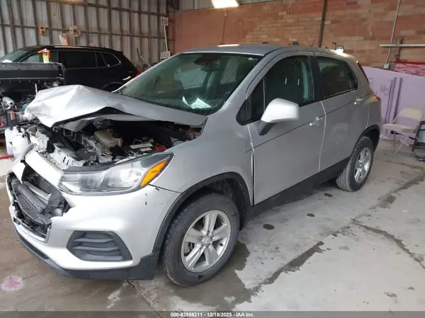 KL7CJNSB2JB583082 2018 CHEVROLET TRAX - Image 2