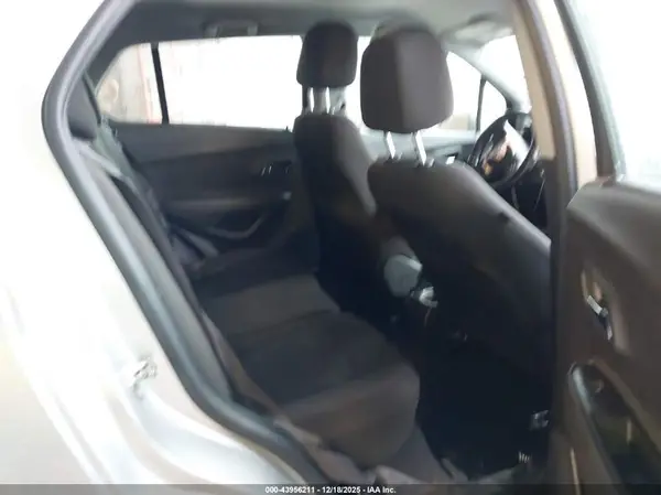 KL7CJNSB2JB583082 2018 CHEVROLET TRAX - Image 8