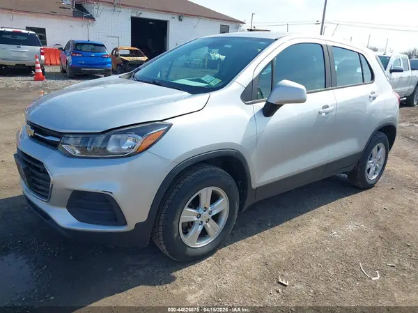 KL7CJNSB2JB596785 2018 CHEVROLET TRAX - Image 2