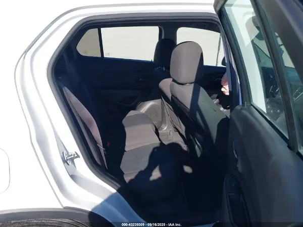 KL7CJNSB2JB610636 2018 CHEVROLET TRAX - Image 8
