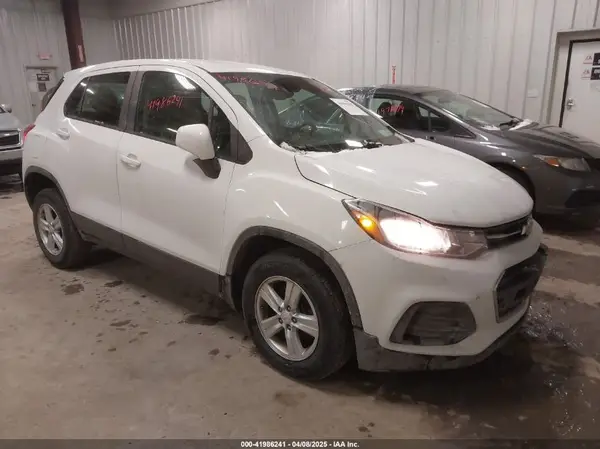 KL7CJNSB2JB694599 2018 CHEVROLET TRAX - Image 1