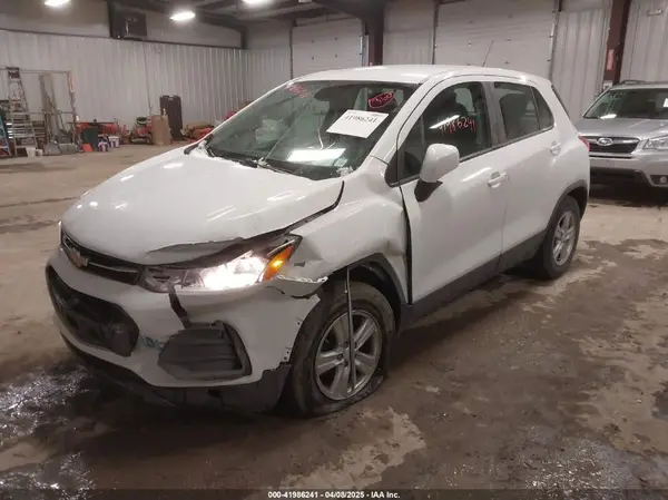 KL7CJNSB2JB694599 2018 CHEVROLET TRAX - Image 2