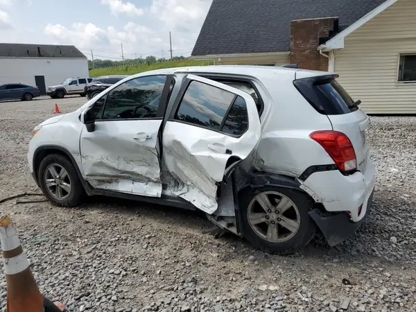 KL7CJNSB2JB714477 2018 CHEVROLET TRAX - Image 2
