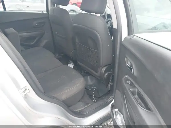 KL7CJNSB3JB568140 2018 CHEVROLET TRAX - Image 8