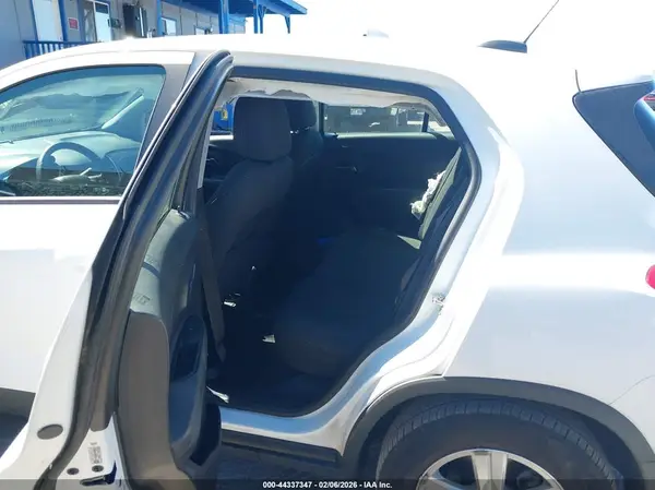 KL7CJNSB3JB605252 2018 CHEVROLET TRAX - Image 8