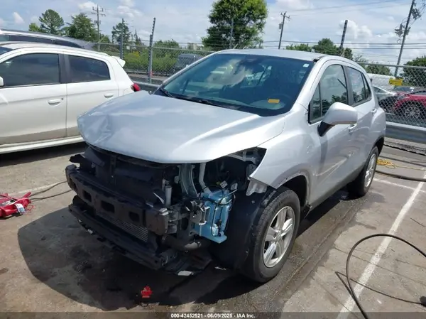 KL7CJNSB3JB718537 2018 CHEVROLET TRAX - Image 2