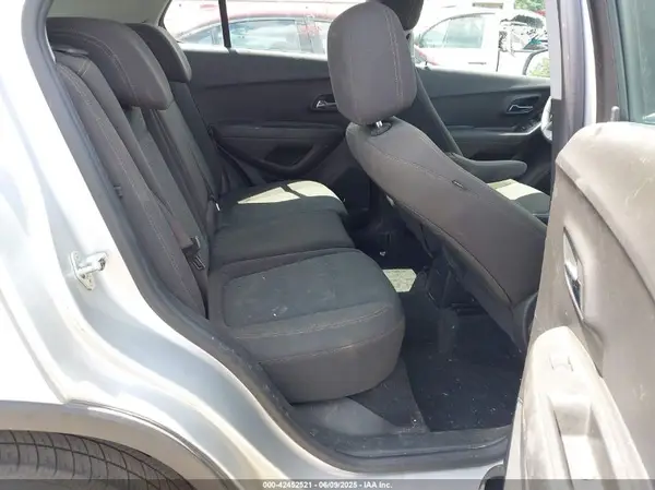 KL7CJNSB3JB718537 2018 CHEVROLET TRAX - Image 8