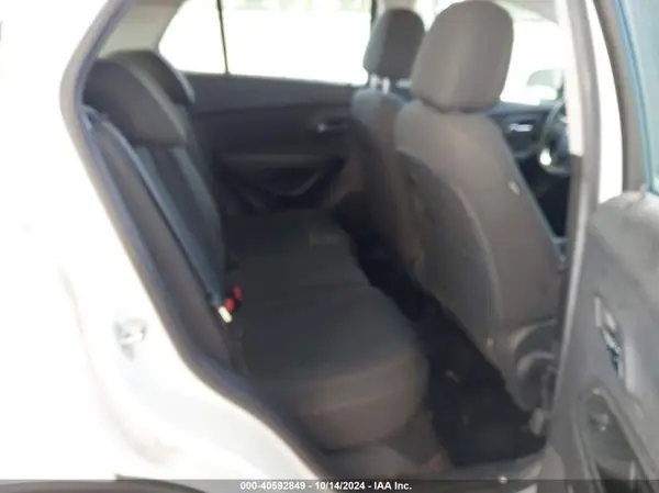 KL7CJNSB4JB555655 2018 CHEVROLET TRAX - Image 8