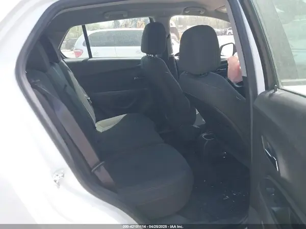 KL7CJNSB4JB567353 2018 CHEVROLET TRAX - Image 8