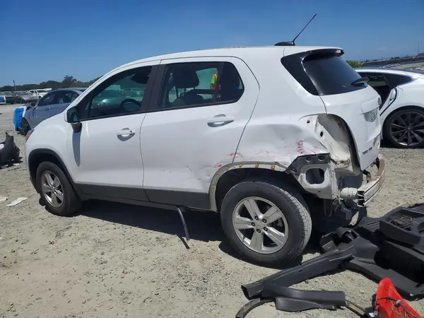 KL7CJNSB4JB607348 2018 CHEVROLET TRAX - Image 2