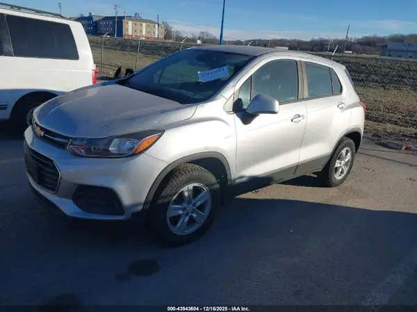 KL7CJNSB4JB607849 2018 CHEVROLET TRAX - Image 2