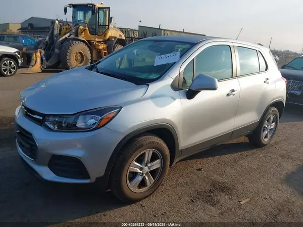 KL7CJNSB4JB621914 2018 CHEVROLET TRAX - Image 2