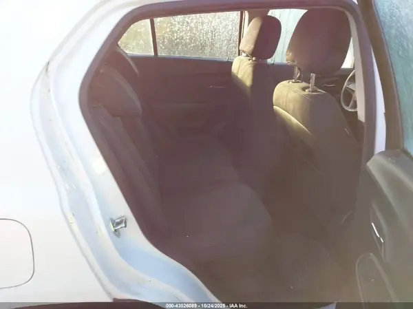 KL7CJNSB4JB702556 2018 CHEVROLET TRAX - Image 8