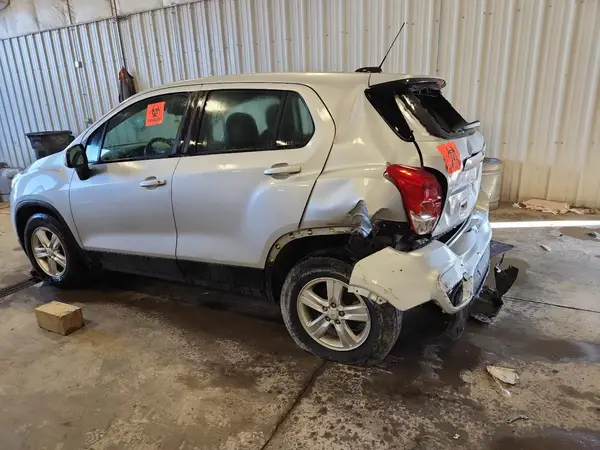 KL7CJNSB5JB531087 2018 CHEVROLET TRAX - Image 2