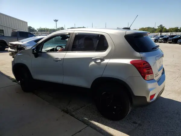 KL7CJNSB5JB567149 2018 CHEVROLET TRAX - Image 2