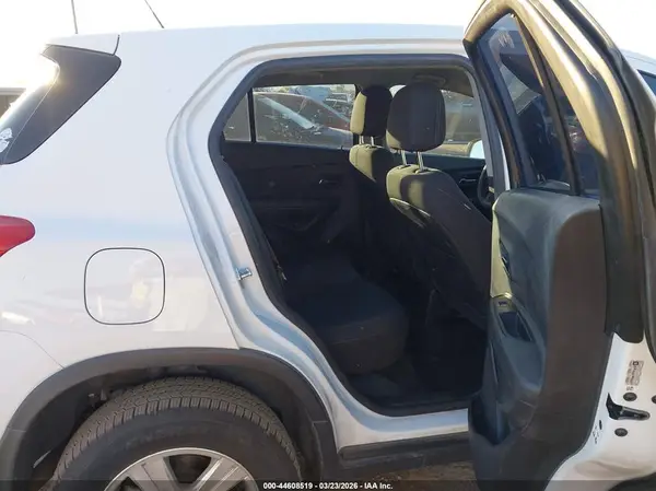 KL7CJNSB5JB568897 2018 CHEVROLET TRAX - Image 8