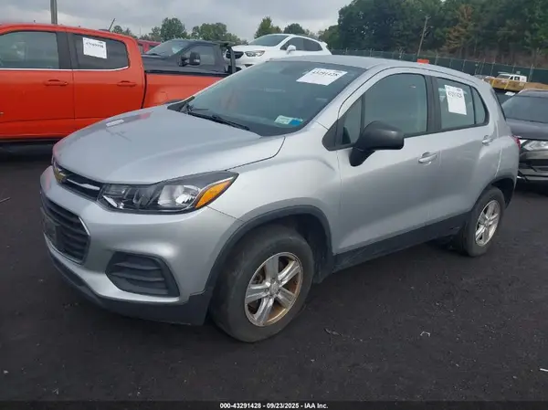 KL7CJNSB5JB578474 2018 CHEVROLET TRAX - Image 2