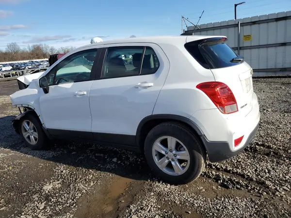 KL7CJNSB5JB614566 2018 CHEVROLET TRAX - Image 2